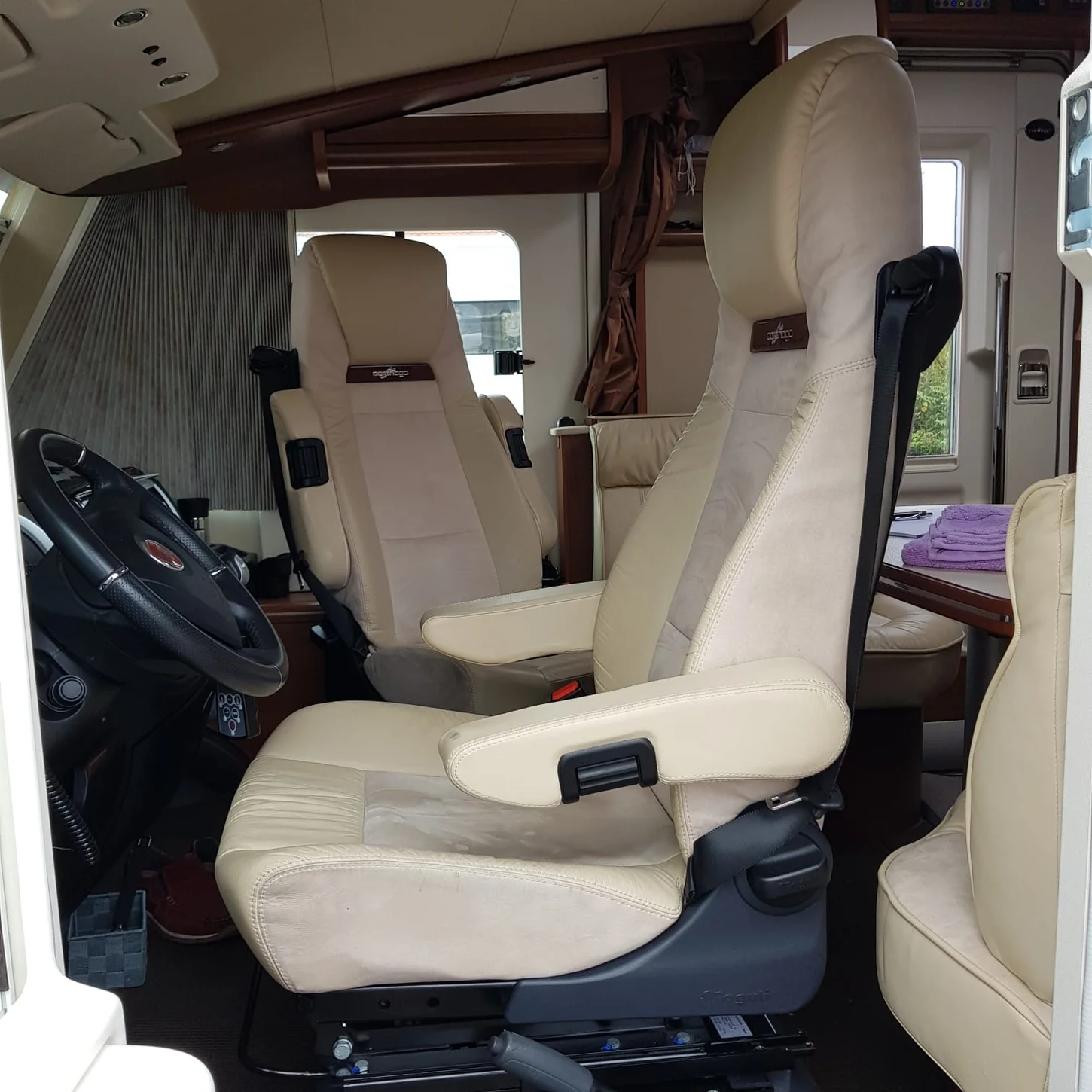 AGUTI-Pilotensitz GIS-Liner 2 mit Armlehnen im Carthago Chic C-Line ohne Lammfellbezug, Vorderansicht zum Vergleich mit Ihrem Sitz