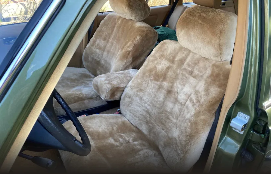 Lammfell-Maßbezüge in Camel im Mercedes W123 mit Mittelarmlehne und Kopfstützen
