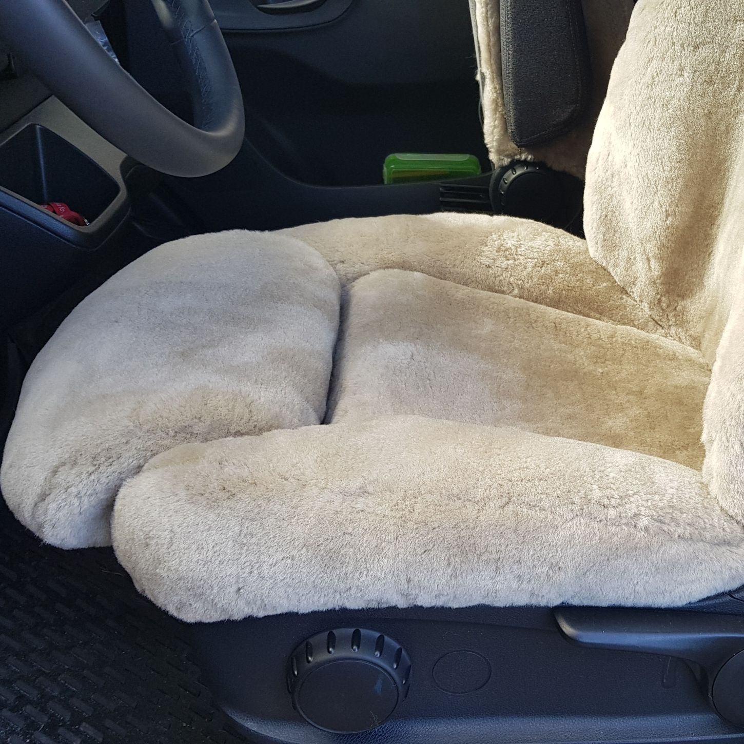 Detailansicht der mit Lammfell in Farbe Sand bezogenen Sitzfläche mit ausziehbarer Oberschenkelauflage eines maßgefertigten Autositzbezugs für die Hymer B-Klasse