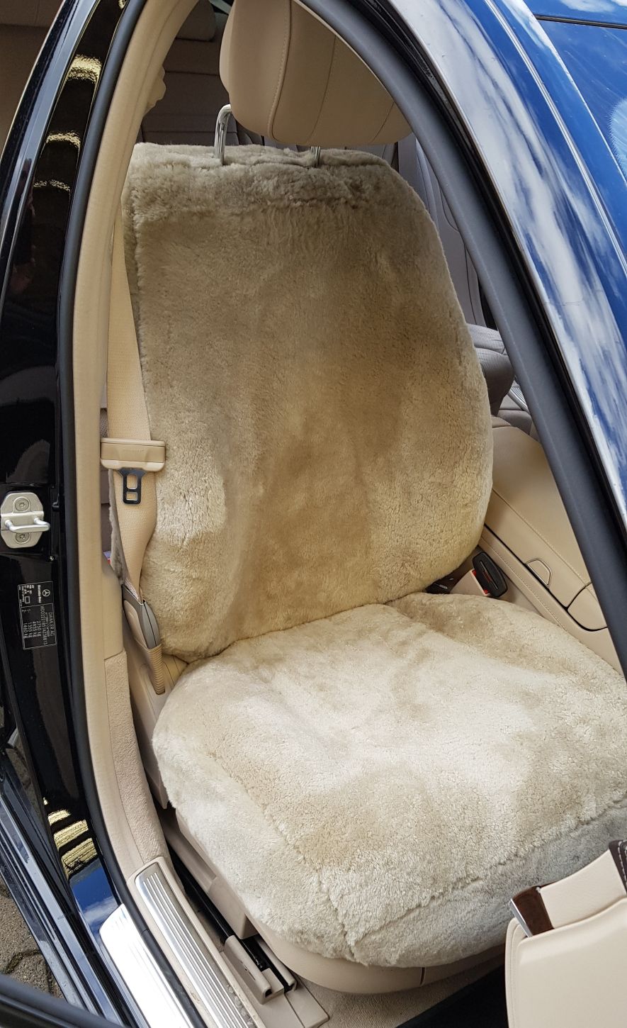 Maßgefertigter Autositzbezug aus Lammfell für Mercedes W221 S-Klasse in Farbe Sand