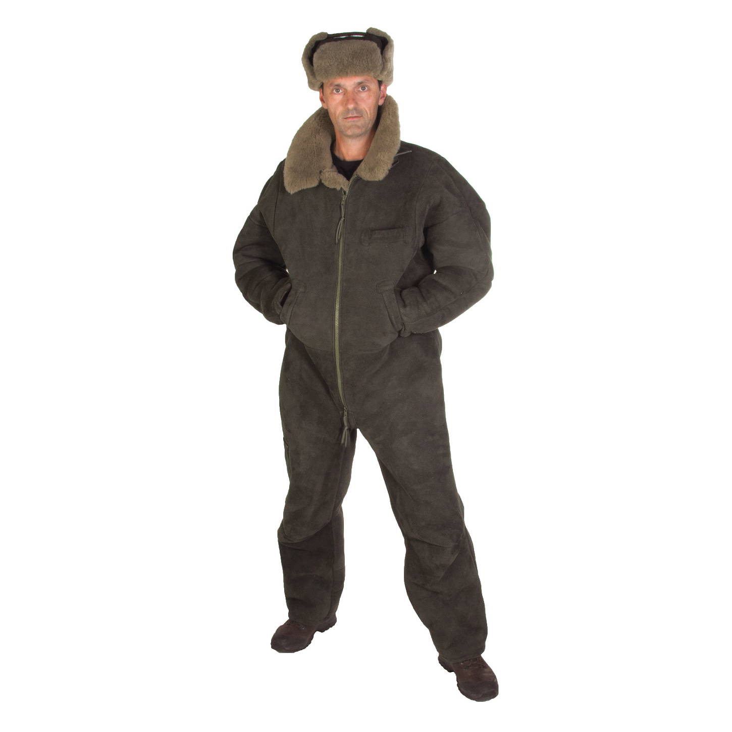 Overall aus echtem Lammfell in der Farbe Oliv von Model getragen. Das Model hat noch eine Lammfellmütze auf und ist komplett von vorn zu sehen.