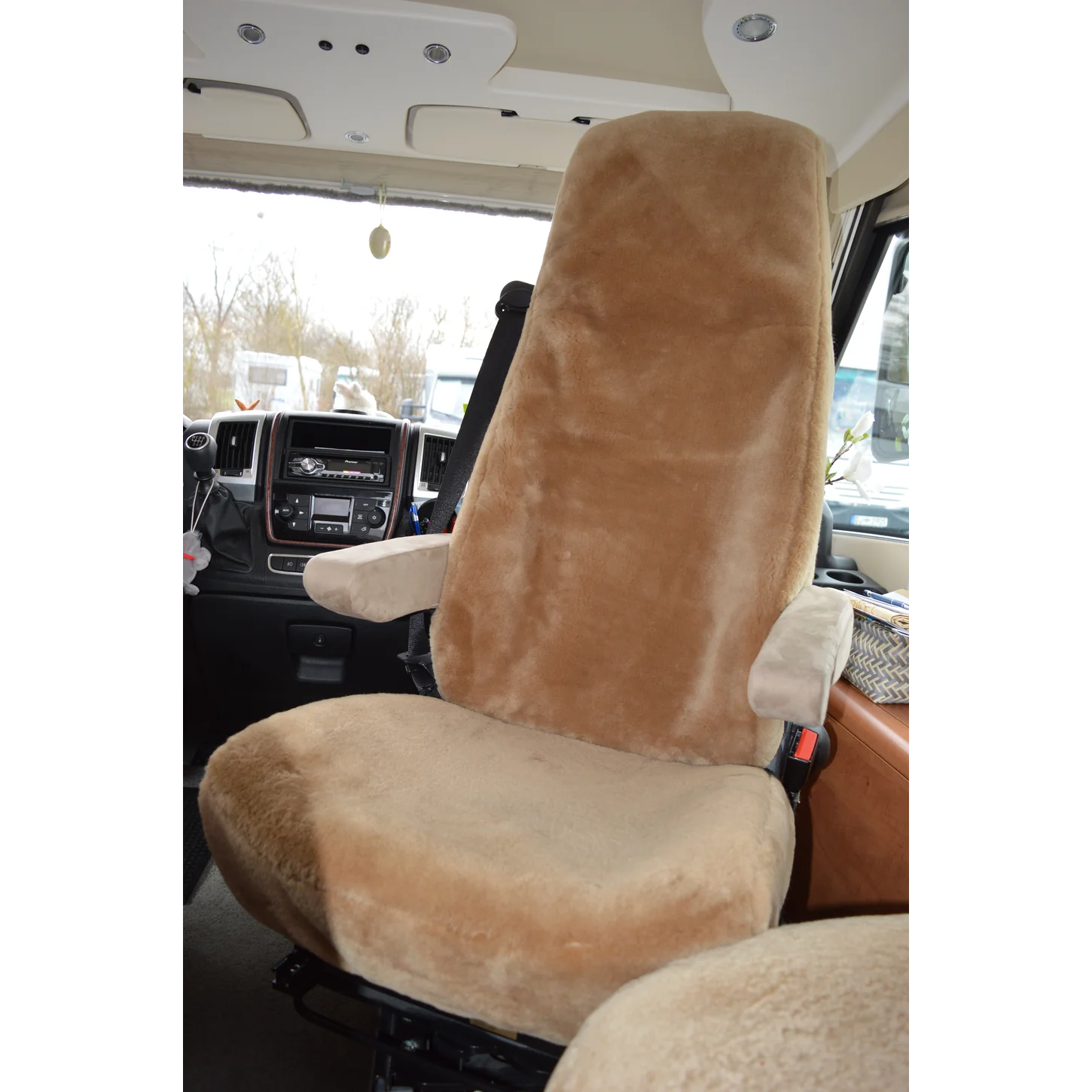 Maßgefertigter Autositzbezug aus Lammfell in Farbe Camel auf dem AGUTI-Pilotensitz GIS-Liner 2 mit Armlehnen im Carthago Chic C-Line, Vorderansicht