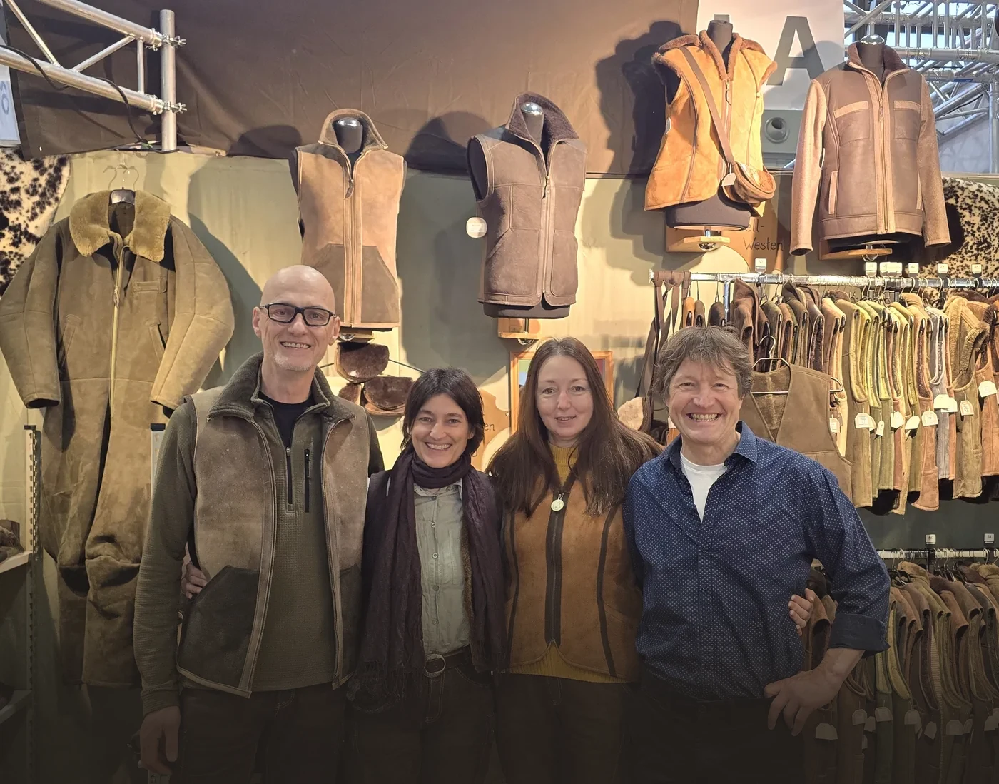 Das Messe-Team der Ledermanufaktur Dittrich am Messestand vor Lammfellwesten und -jacken