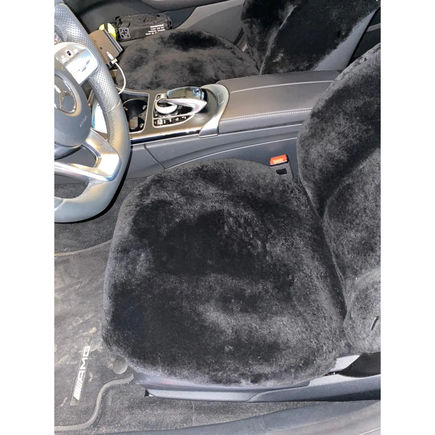 Detailansicht der mit Lammfell in Farbe Schwarz bezogenen Sitzfläche im Mercedes C-Klasse W205