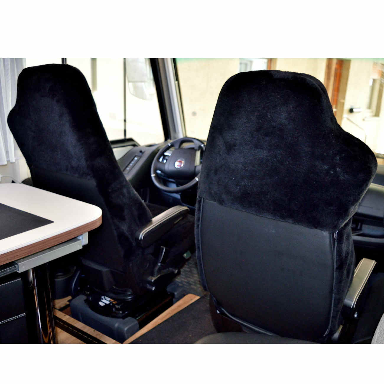 Autositzbezug aus Lammfell für einen ISRI-XLI-Sitz in Farbe Schwarz, Rückansicht