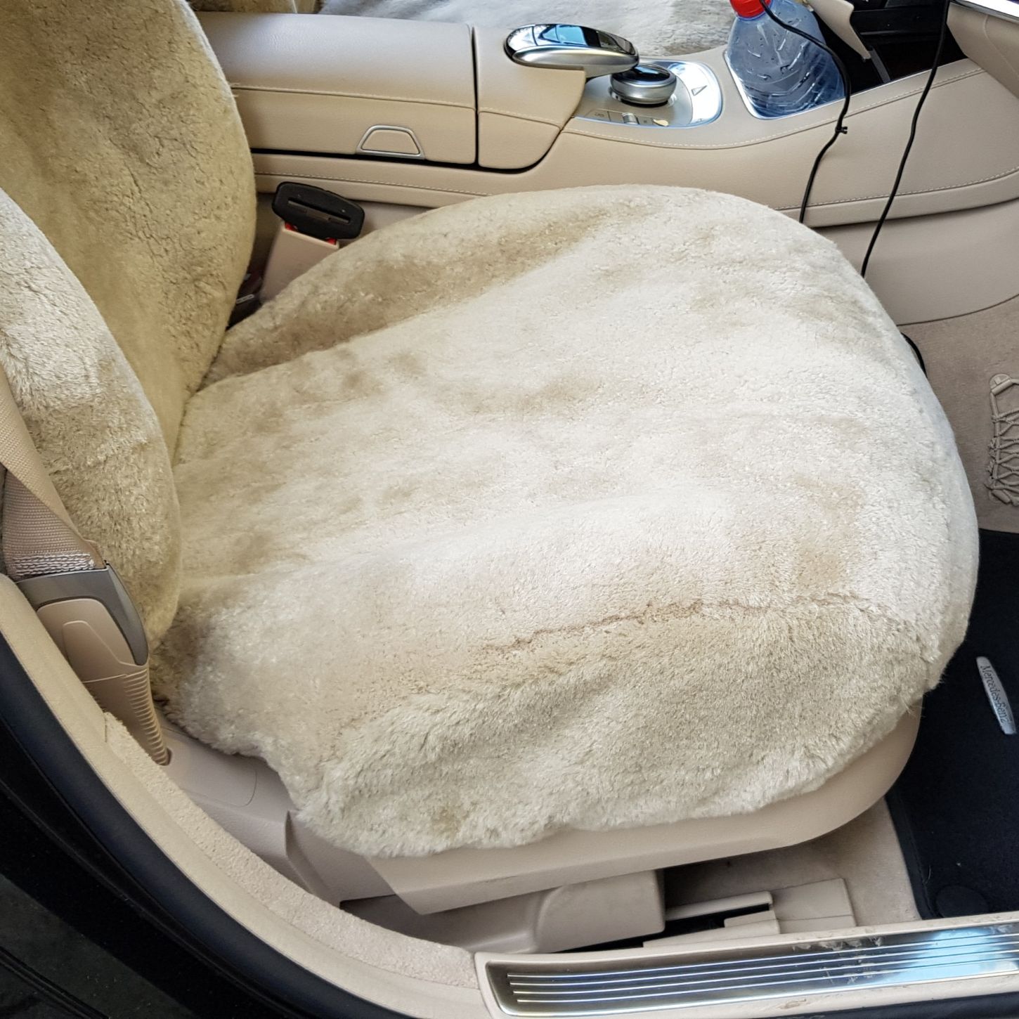 Detailansicht der mit Lammfell in Farbe Sand bezogenen Sitzfläche im Mercedes W221 S-Klasse