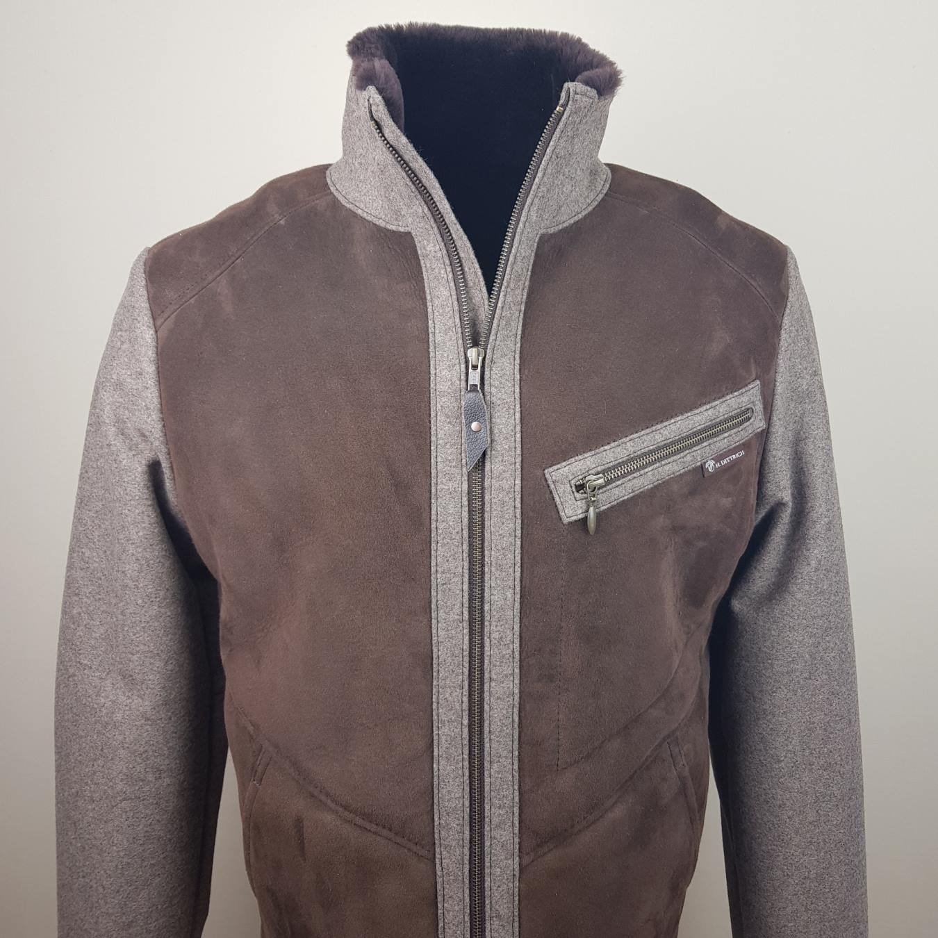 Lammfelljacke Zürich mit Ärmeln aus Loden für Herren, Detailansicht Lammfelljacke Zürich mit Ärmeln aus Loden für Herren, Detailansicht Reißverschluss - Brusttasche außen mit schrägem Eingriff