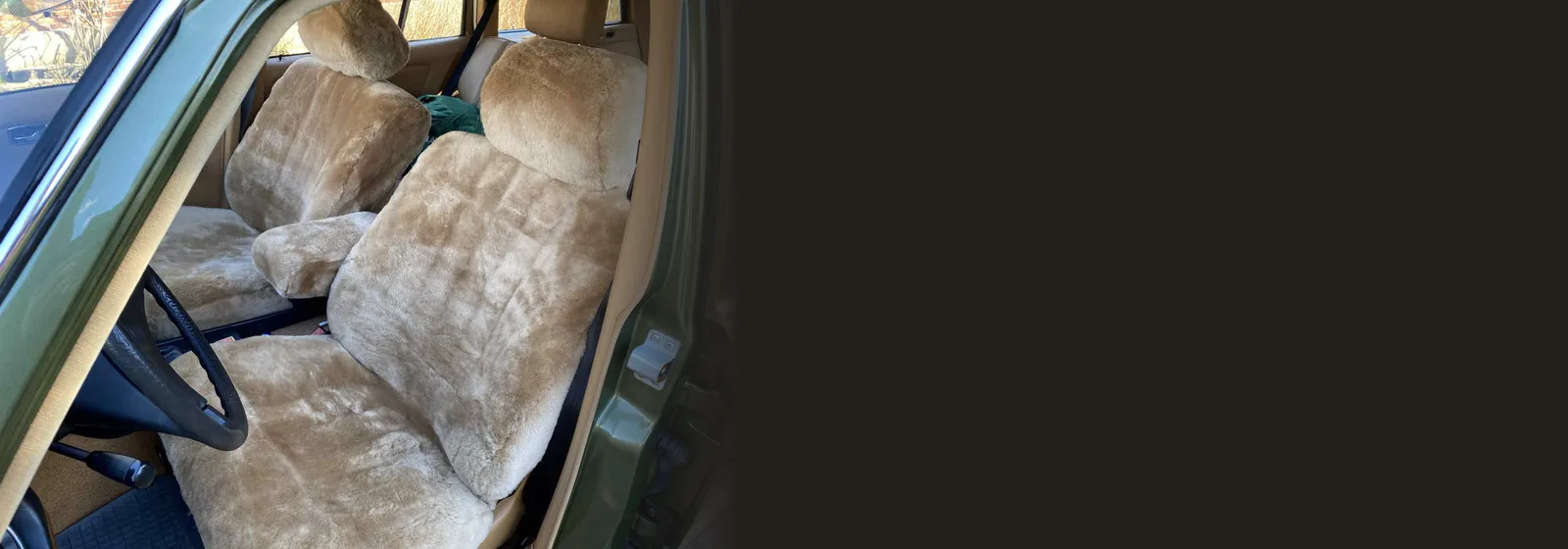 Lammfell-Maßbezüge in Camel im Mercedes W123 mit Mittelarmlehne und Kopfstützen