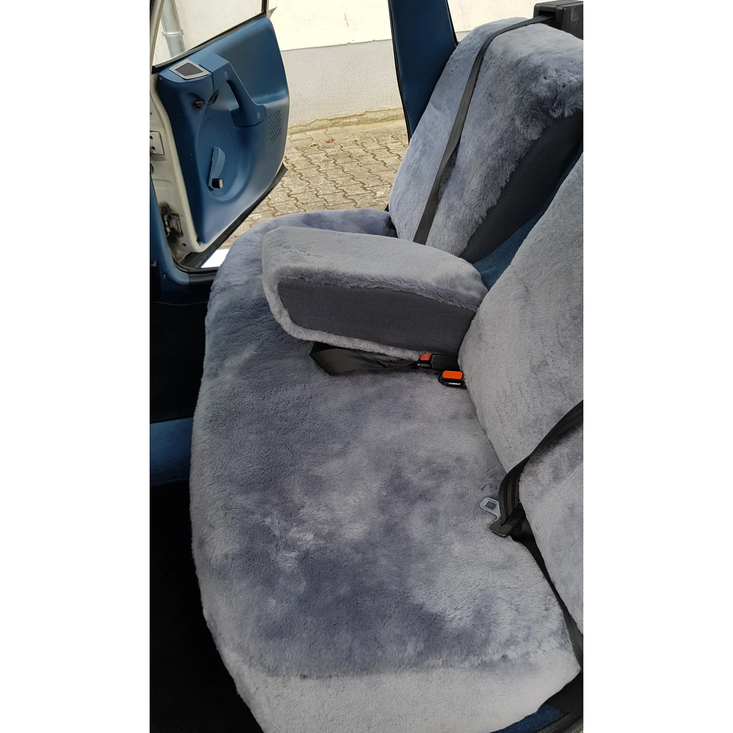 Maßgefertigter Autositzbezug aus Lammfell für die Rückbank des Citroen CX in Farbe Silber mit ausgeklappter, bezogener Mittelarmlehne, Seitenansicht