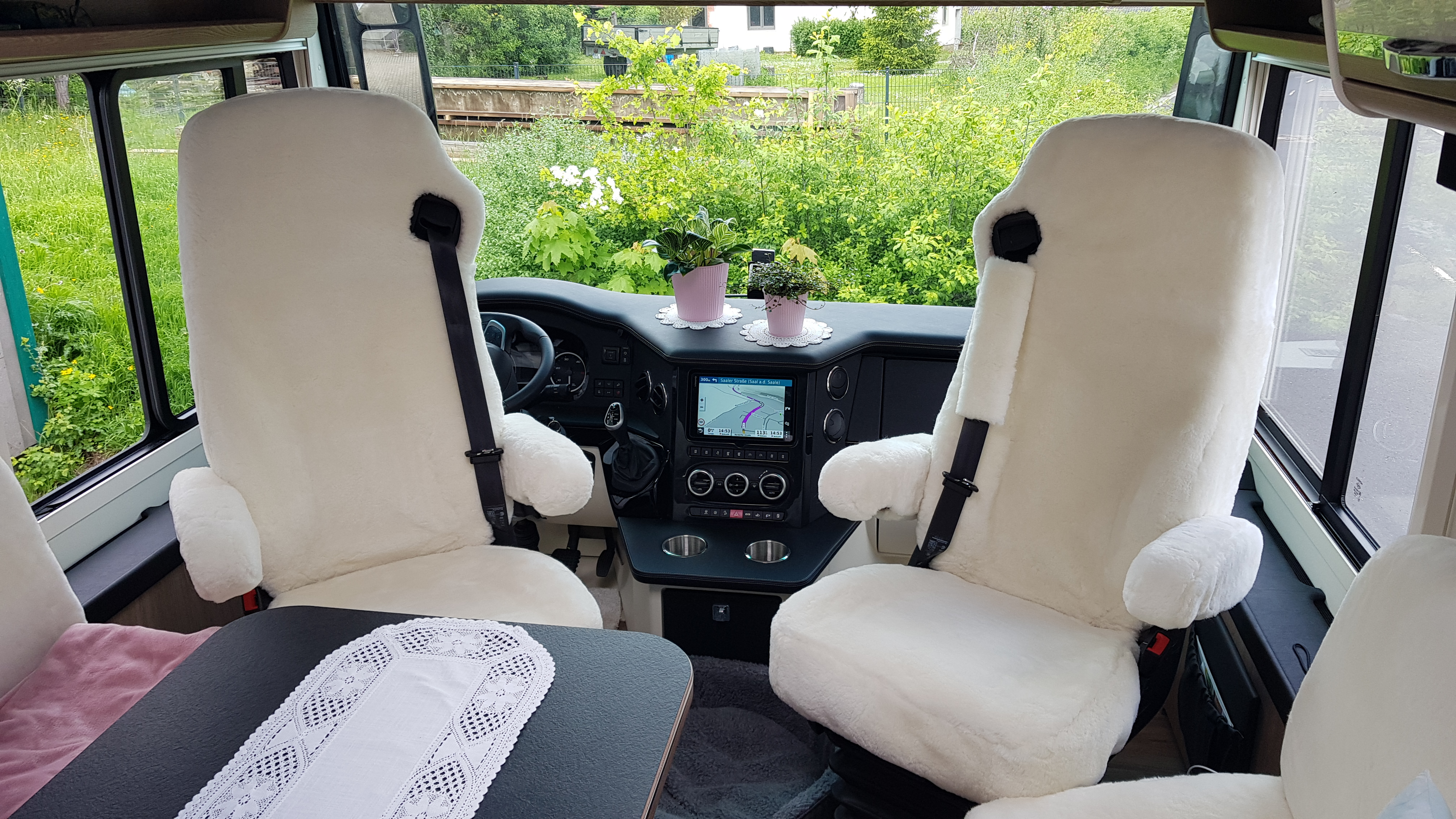 Zwei Morelo-Sitze mit Autositzbezügen aus Lammfell in Farbe Weiß und Armlehnen