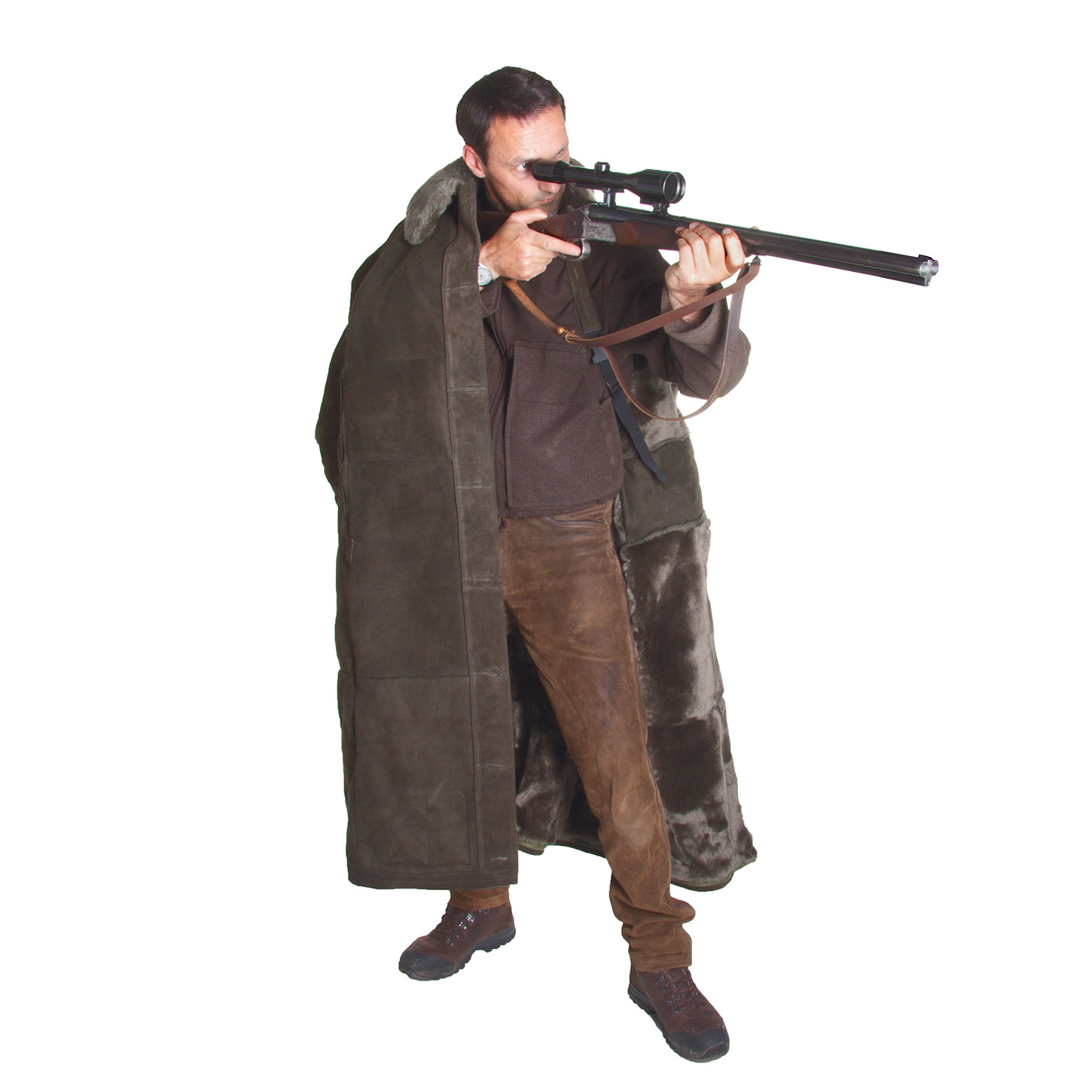 Stehendes Model trägt Überwurf aus echtem Lammfell und zeigt das Anschlagen der Waffe. 2. Waffe ist im Anschlag, der Überwurf vorne geöffnet, linke Schulter frei.