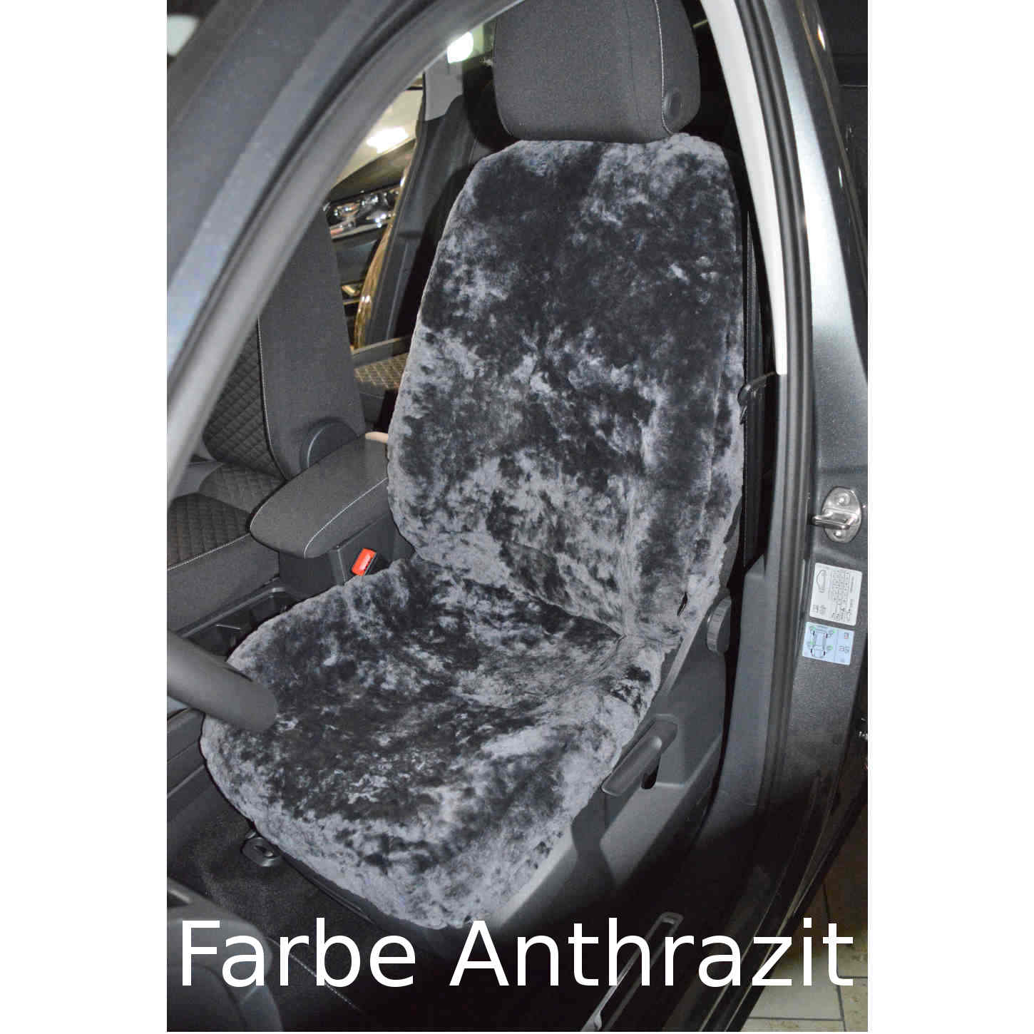 Autositzbezug aus Lammfell für VW Tiguan in Farbe Anthrazit in Vorderansicht mit eingeblendetem Farbnamen