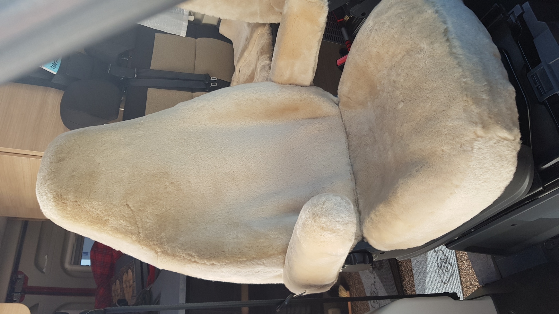 Fiat-Ducato-Einzelsitz mit Autositzbezug aus Lammfell in Farbe Sand und Armlehnen