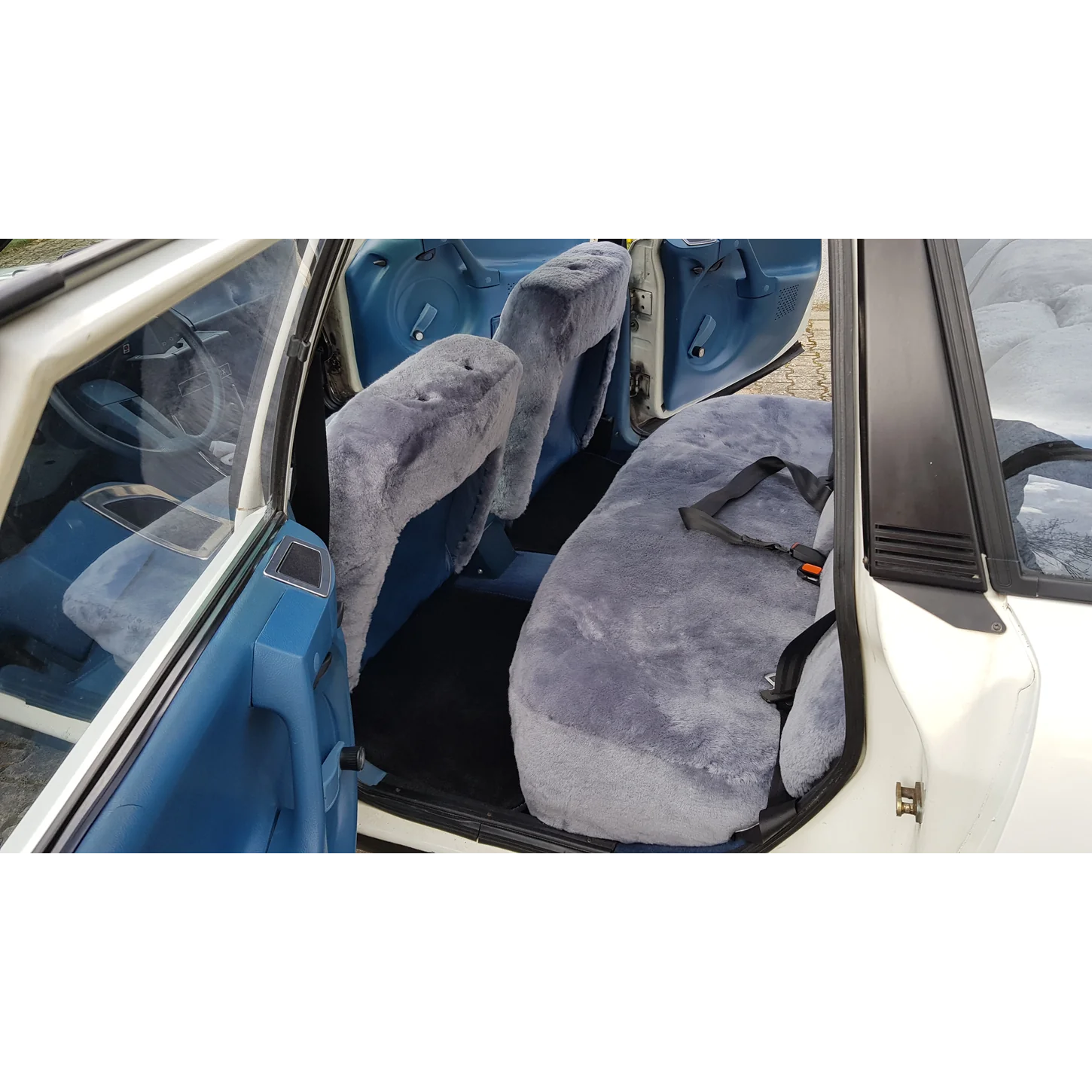 Maßgefertigte Autositzbezüge aus Lammfell für Vordersitz und Rückbank des Citroen CX in Farbe Silber, Seitenansicht