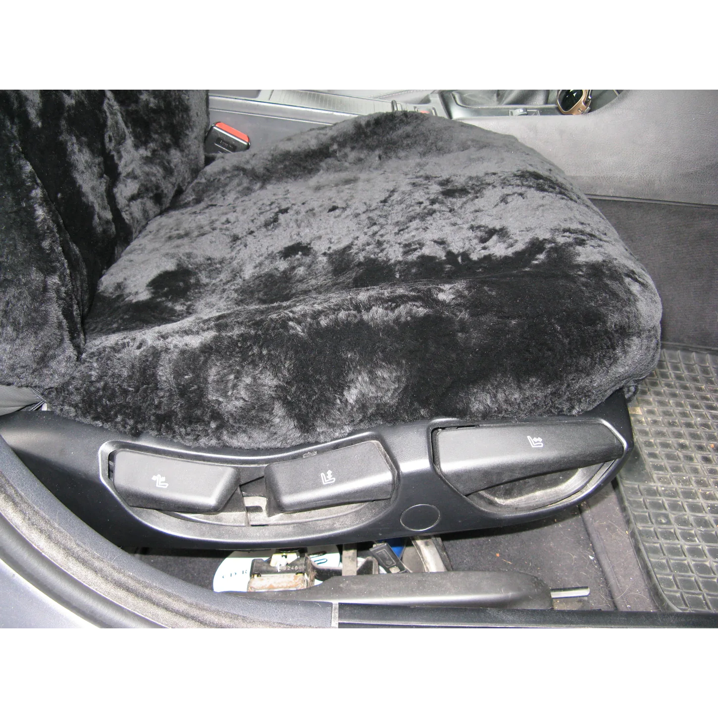 Detailansicht der mit Lammfell in Farbe Schwarz bezogenen Sitzfläche im BMW E46