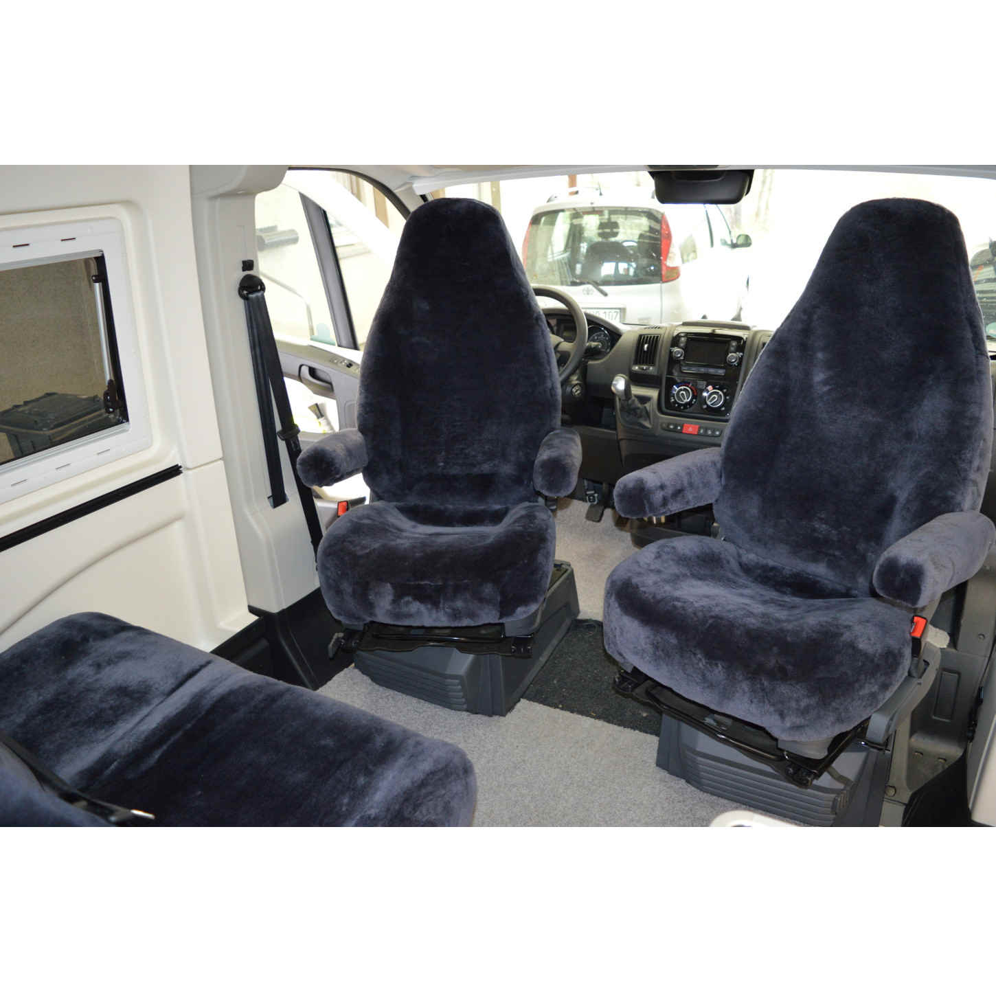 Komplettausstattung des Fiat Ducato Westfalia Columbus mit Autositzbezügen aus Lammfell in Anthrazit