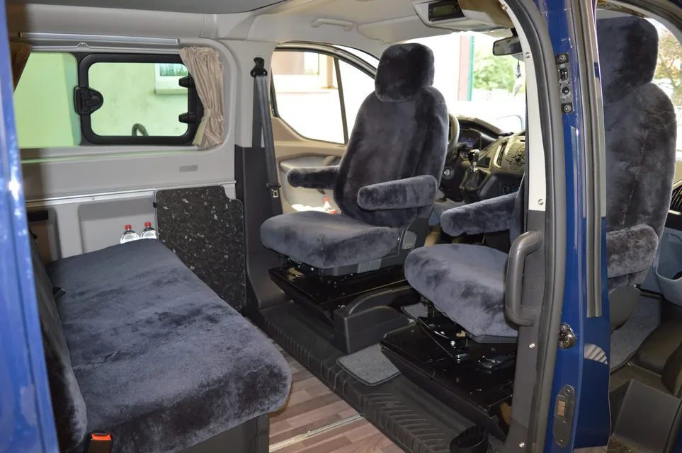 Maßgefertigter Autositzbezug aus Lammfell für Ford Transit Nugget in Farbe Anthrazit als Komplettausstattung für Vordersitze und Rückbank