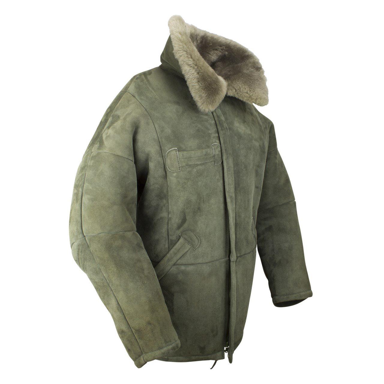 Jagdjacke Arktis, echt Lammfell, Farbe Oliv, Seitenansicht mit hochgestelltem Kragen