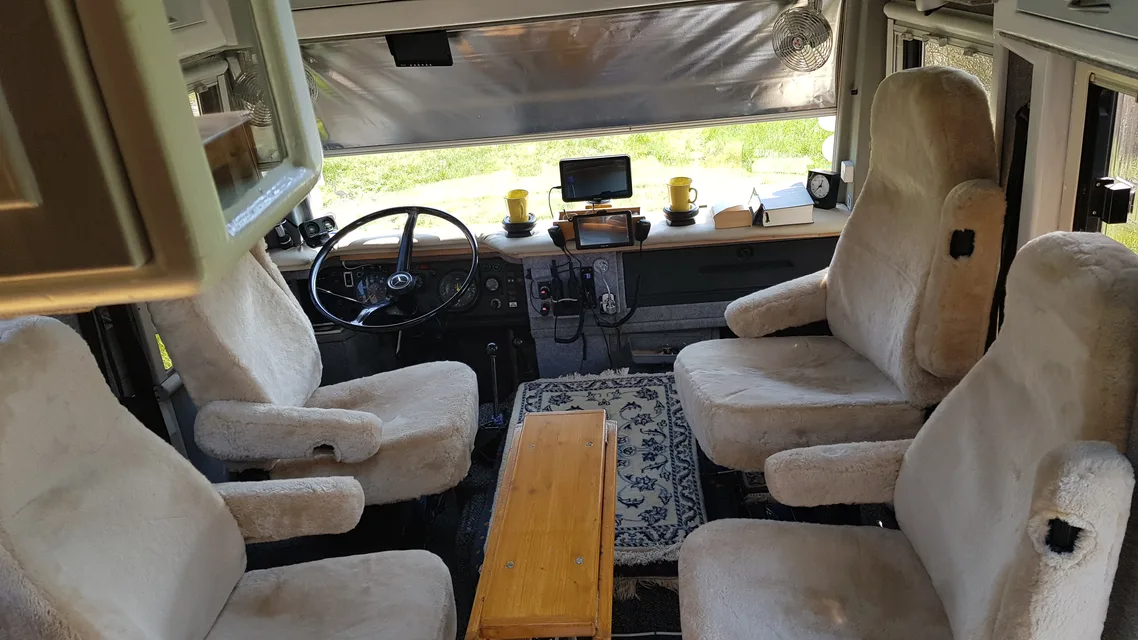Sportscraft-Sitze mit Lammfellbezügen im Mercedes-Oldtimer-Wohnmobil