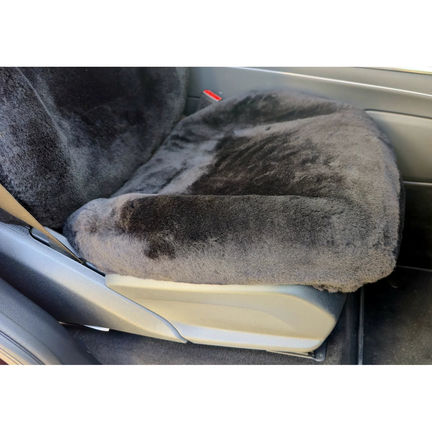Detailansicht der mit Lammfell in Farbe Schwarz bezogenen Sitzfläche im Mercedes G-Klasse W465