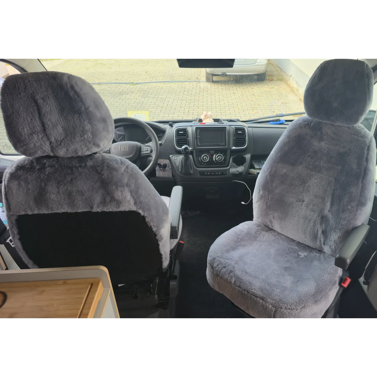 Maßgefertigte Autositzbezüge aus Lammfell für Fahrer- und Beifahrersitz im Fiat Ducato ab 2015 in Farbe Silber, mit Bezügen für die separaten Kopfstützen