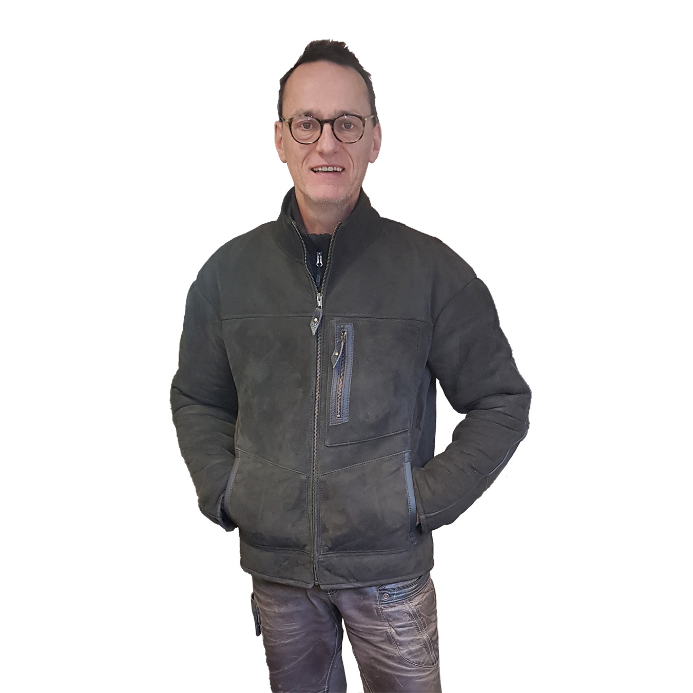 Lammfelljacke Trondheim für Herren, Farbe Oliv in sportlich kurzem Schnitt. Modelaufnahme in der Vorderansicht