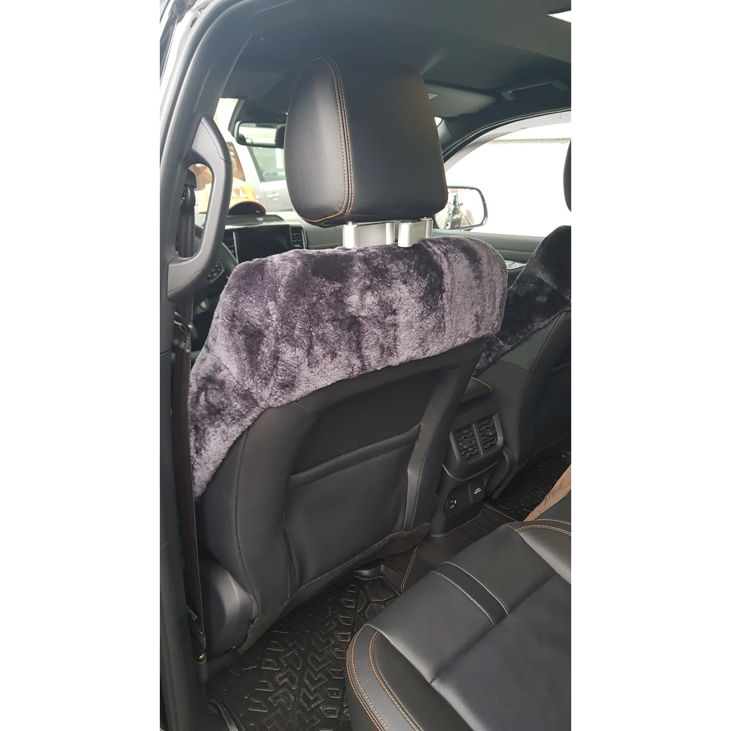 Autositzbezug aus Lammfell für Ford Ranger Wildtrak (ab 2024) in Farbe Anthrazit auf dem Fahrersitz in Rückansicht