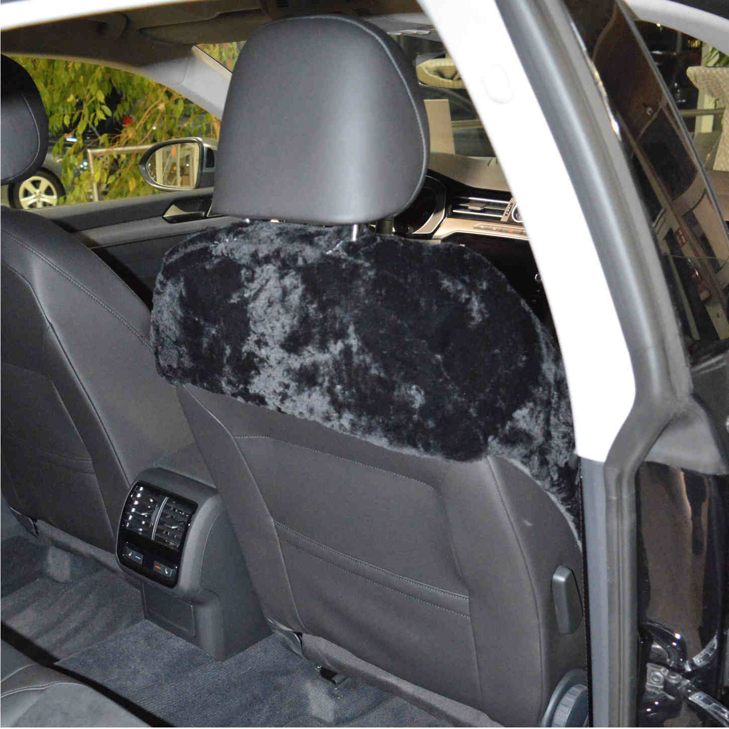 Autositzbezug aus Lammfell für VW Tiguan in Farbe Schwarz in Rückansicht