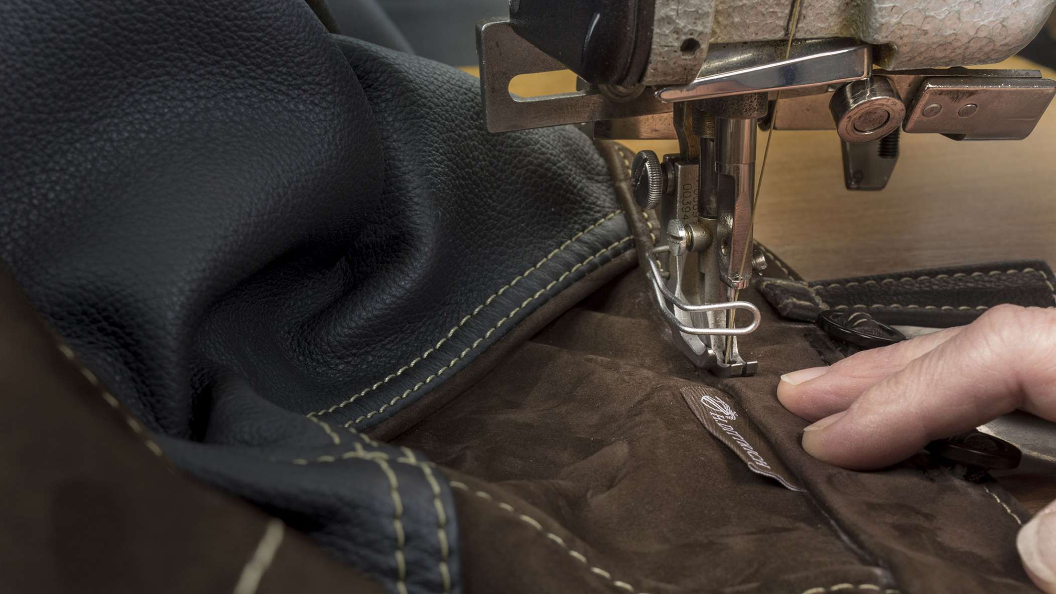 In der Werkstatt wird eine Lederhose genäht