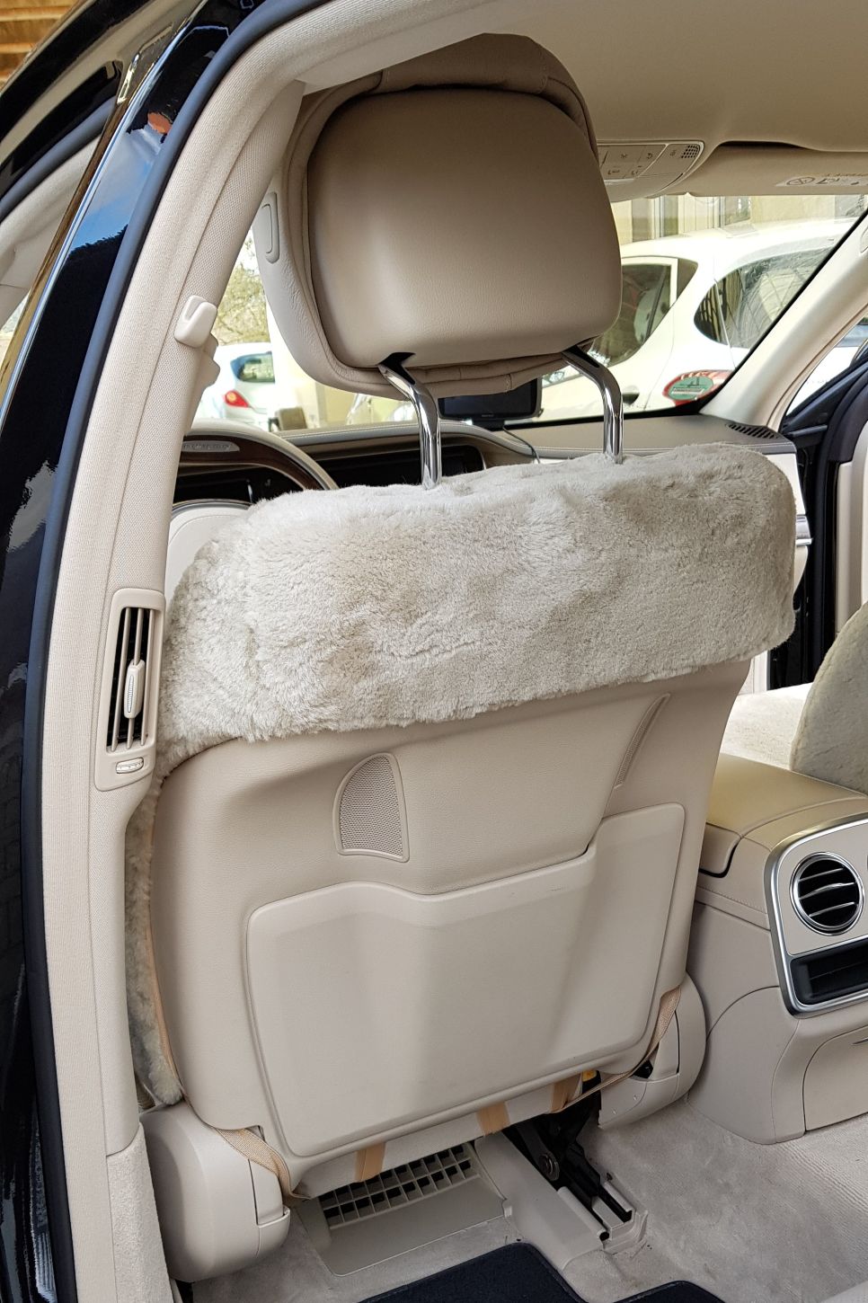 Maßgefertigter Autositzbezug aus Lammfell für Mercedes W221 S-Klasse in Farbe Sand, Rückansicht