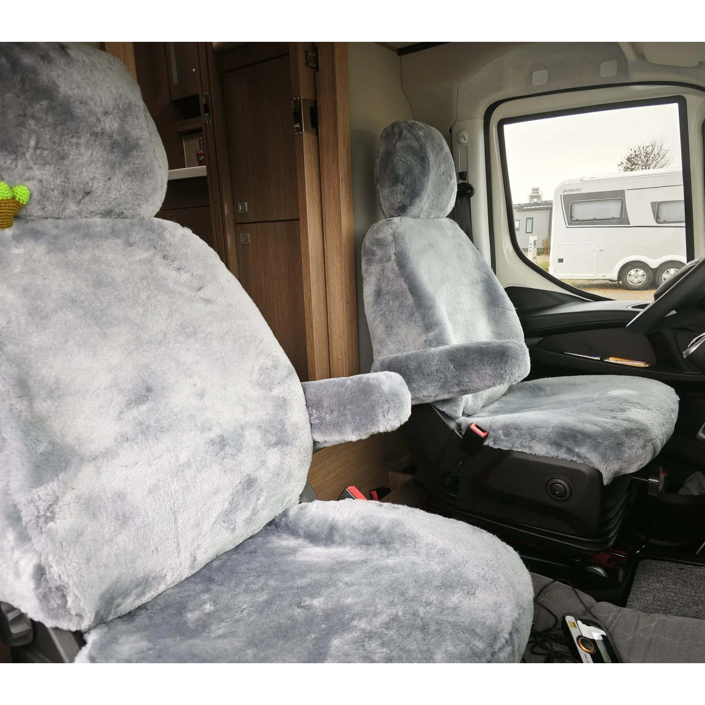 Maßgefertigter Autositzbezug aus Lammfell für Iveco Daily VII in Farbe Silber auf Fahrer- und Beifahrersitz mit separaten Kopfstützen und Armlehnen