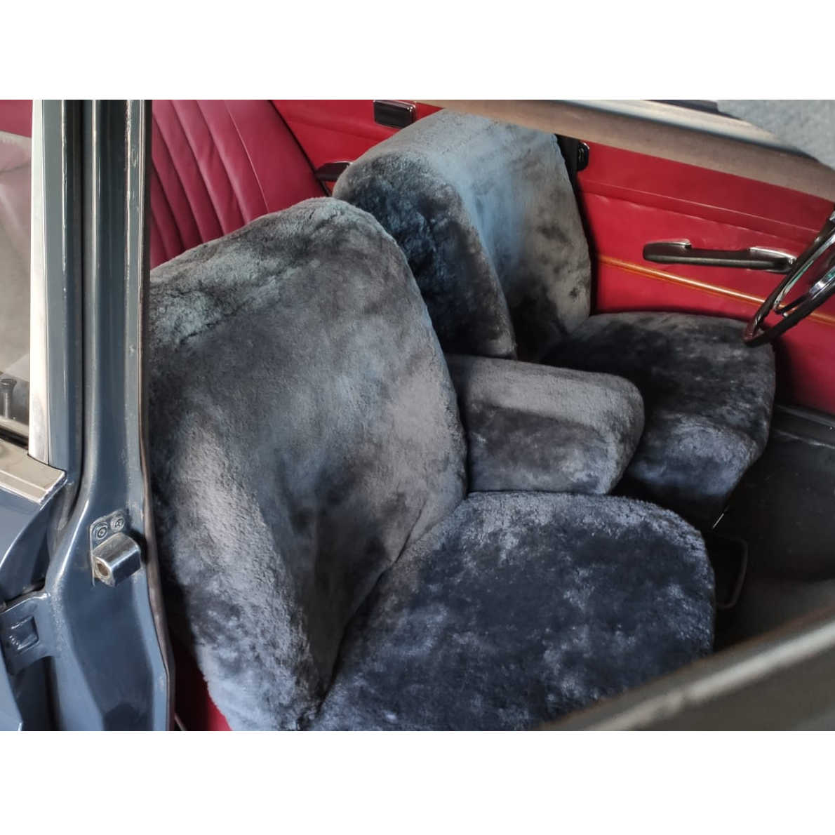 Maßgefertigter Autositzbezug aus Lammfell für Mercedes W110 in Farbe Anthrazit mit Mittelarmlehne, Vorderansicht