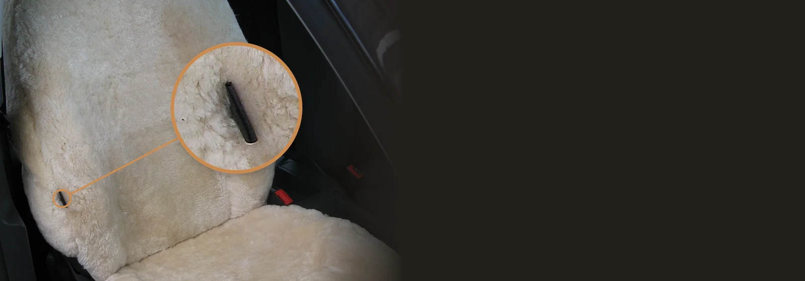 Lammfell-Autositzbezug in Champagner mit Airbag-Etikett an der Seite der Rückenlehne, Etikett vergrößert