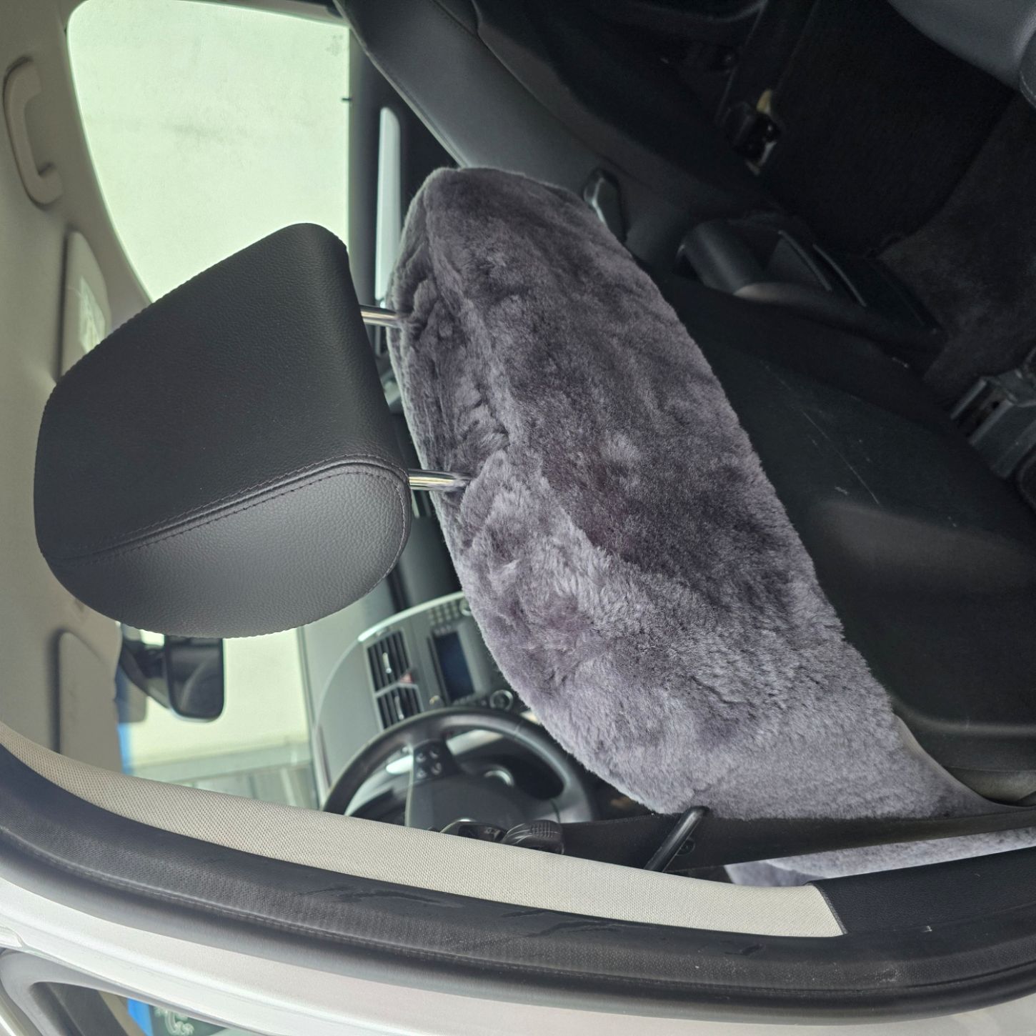 Autositzbezug aus Lammfell für Mercedes W169 A-Klasse in Farbe Anthrazit, Rückansicht