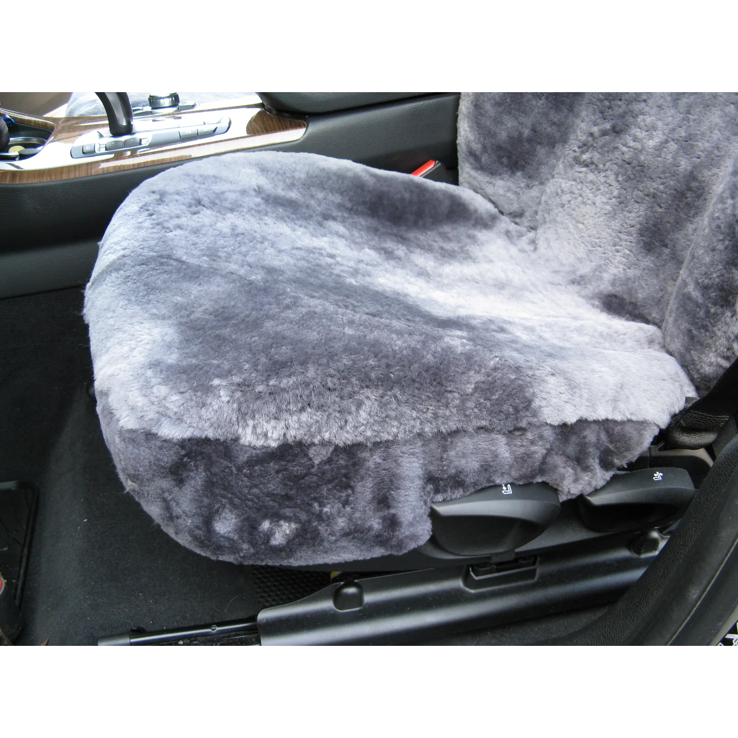 Detailansicht der mit Lammfell in Farbe Silber maßgefertigt bezogenen Sitzfläche im BMW X3 F25
