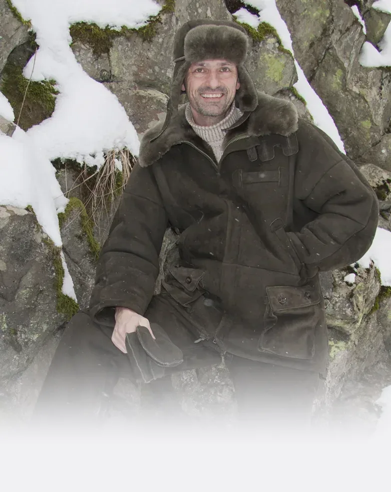 Lammfell-Set Jacke und Hose mit Fellmütze im verschneiten Winterwald