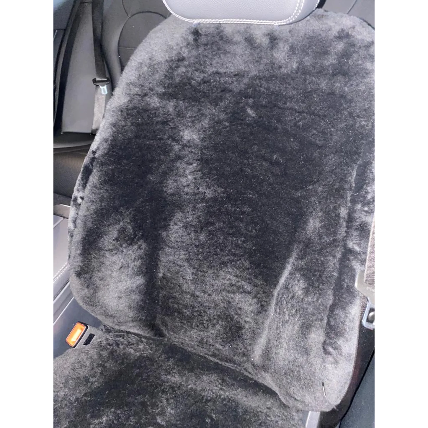 Detailansicht der mit Lammfell in Farbe Schwarz bezogenen Rückenlehne im Mercedes C-Klasse W205