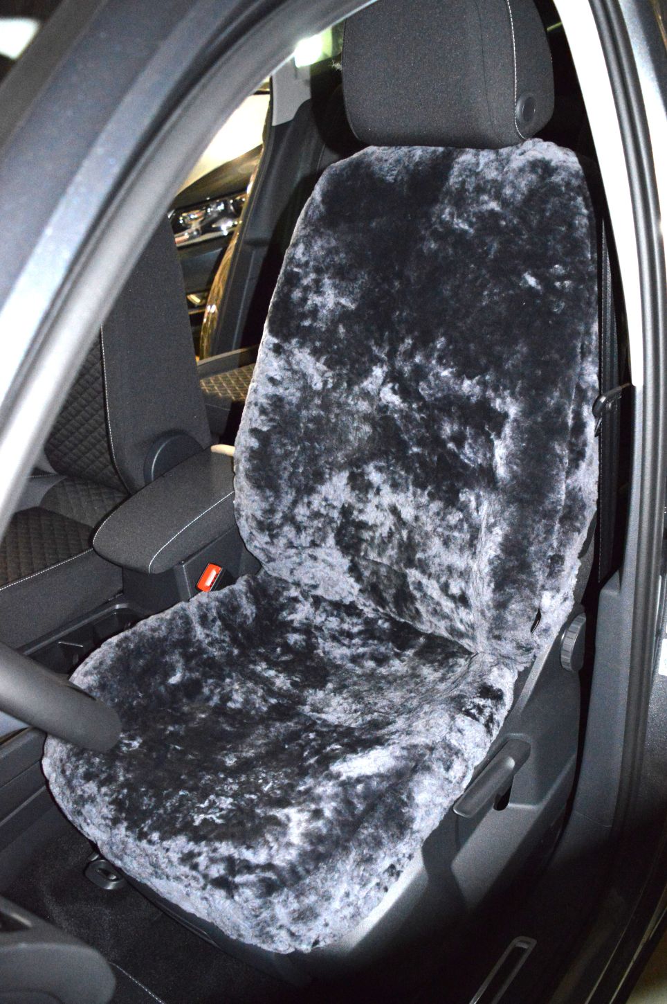 Autositzbezug aus Lammfell für VW Tiguan in Farbe Anthrazit in Vorderansicht