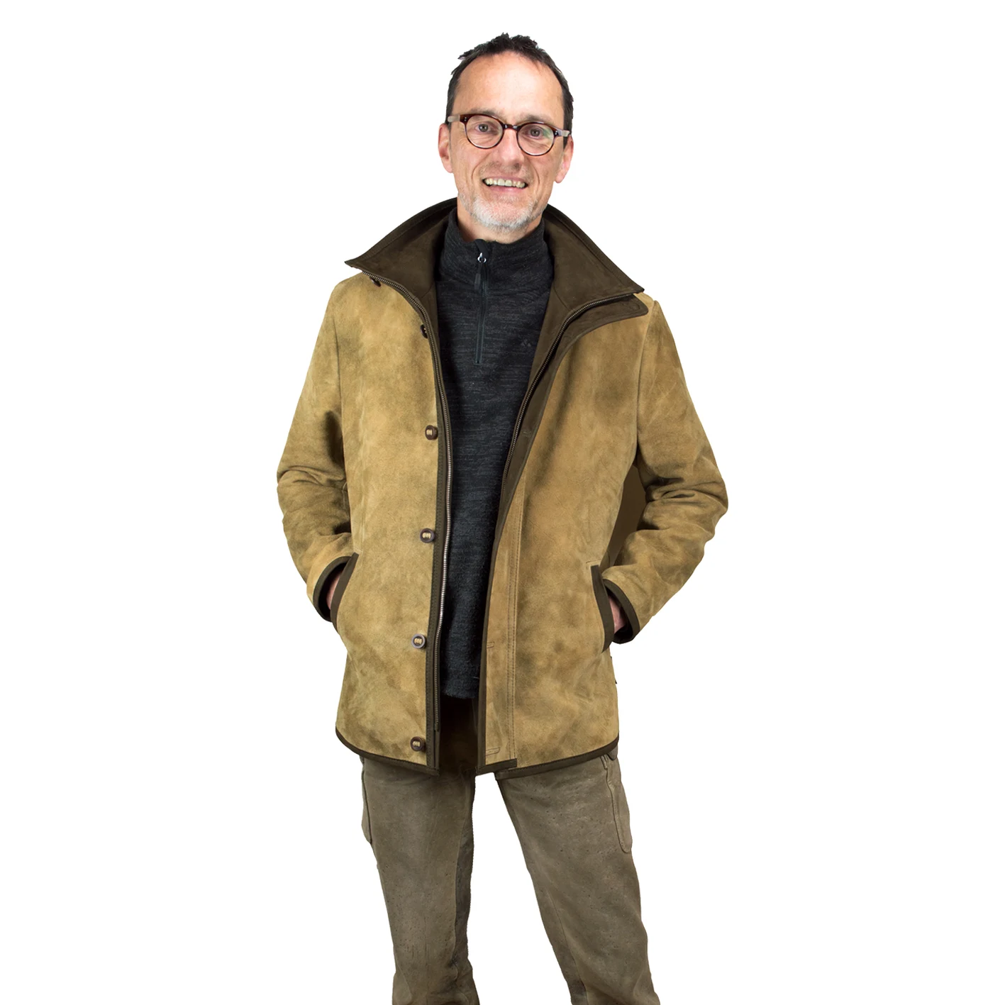 Herr in Lederjacke aus Velours mit hochgestelltem Kragen, Hände in den Taschen