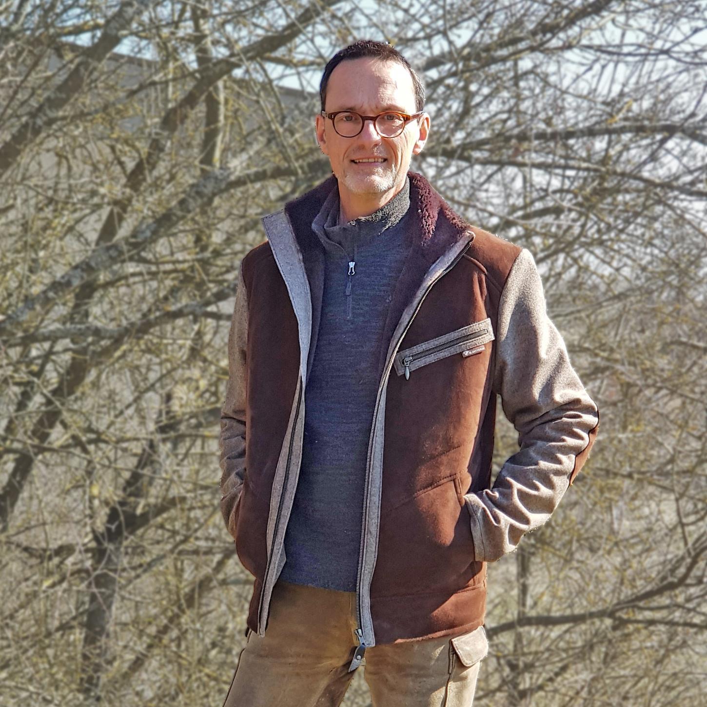 Lammfelljacke Zürich mit Ärmeln aus Loden für Herren, in sportlich kurzem Schnitt, Farbe Braun, Modelaufnahme - Oberkörper in der Vorderansicht