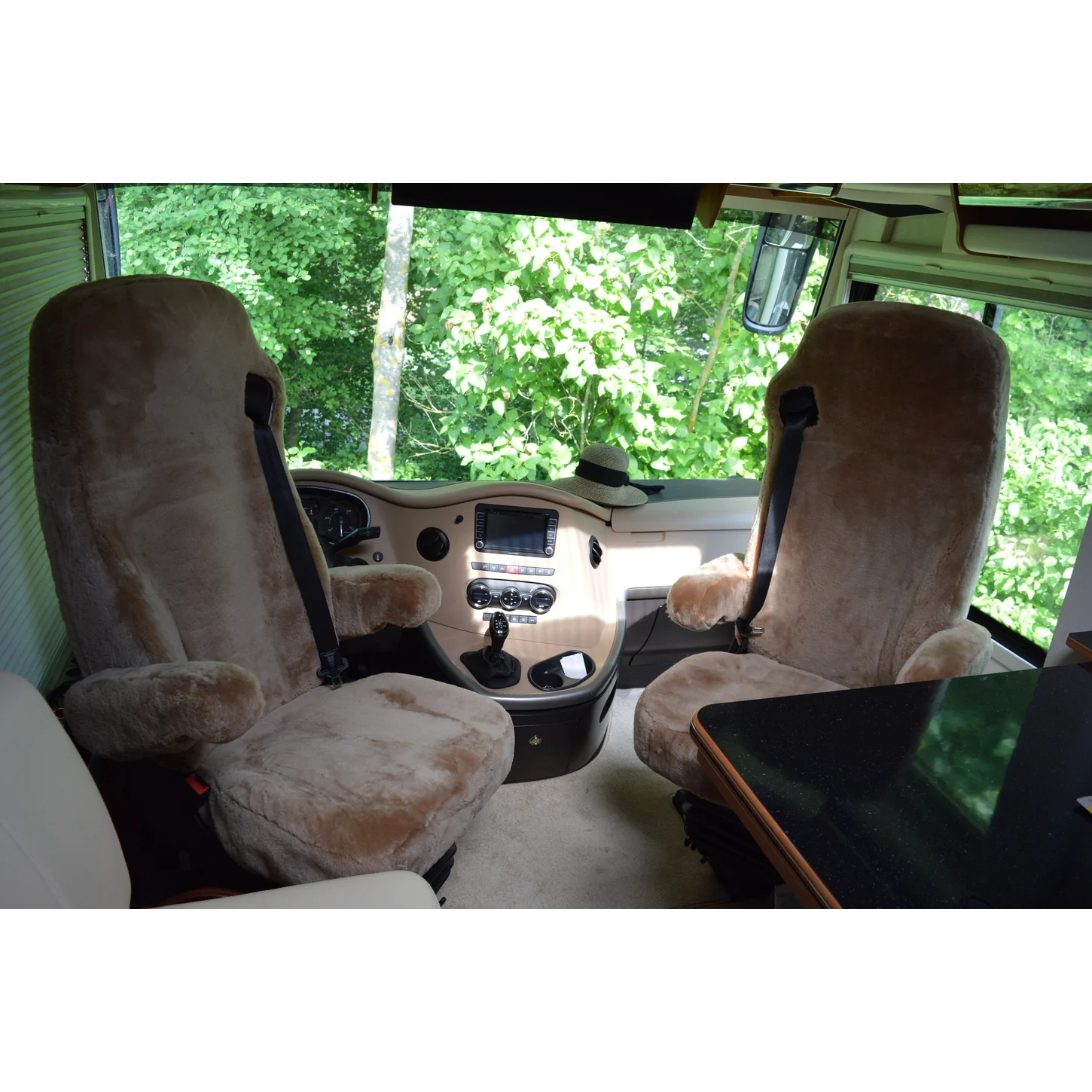 Maßgefertigte Autositzbezüge aus Lammfell in Farbe Camel auf den ISRI-Pilotensitzen im Concorde Charisma Centurion Style – Fahrer- und Beifahrersitz