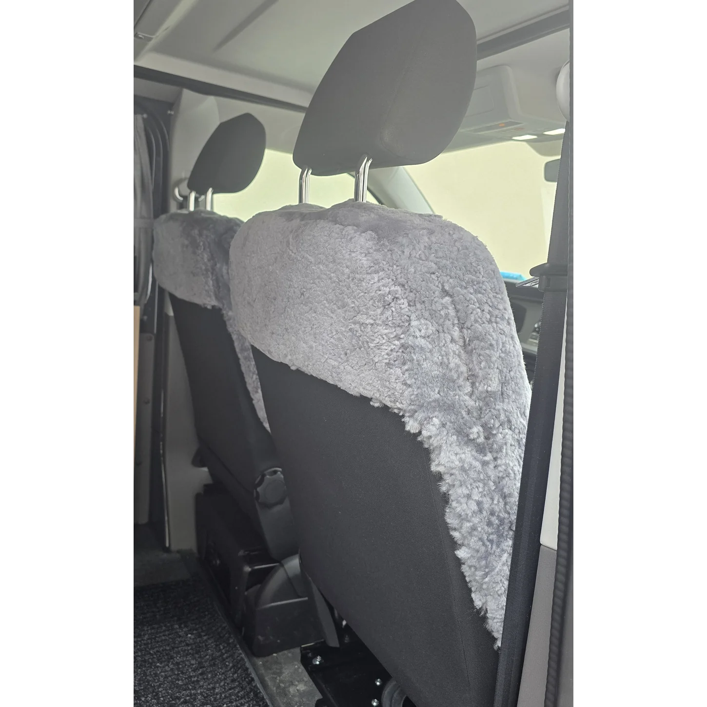 Maßgefertigter Autositzbezug aus Lammfell für VW T6/T6.1 in Farbe Silber in Rückansicht