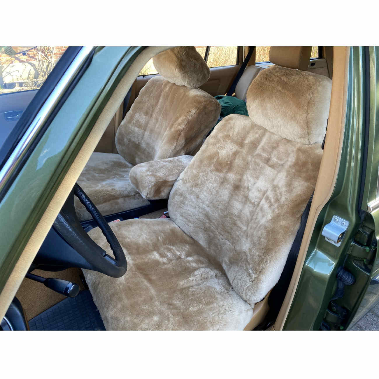 Zwei maßgefertigte Autositzbezüge aus Lammfell für Mercedes W123 in Camel mit Mittelarmlehne und Kopfstützen