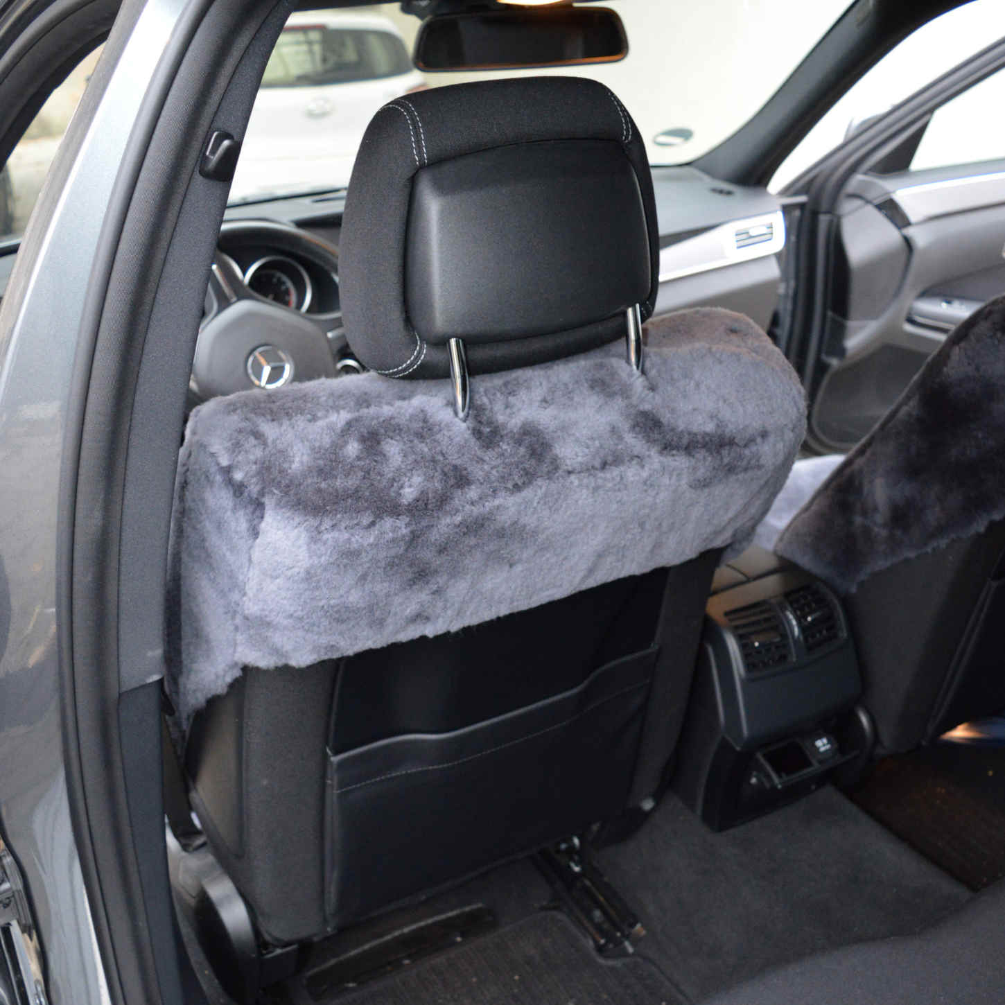 Maßgefertigter Autositzbezug aus Lammfell für Mercedes W212 E-Klasse in Farbe Anthrazit, Rückansicht