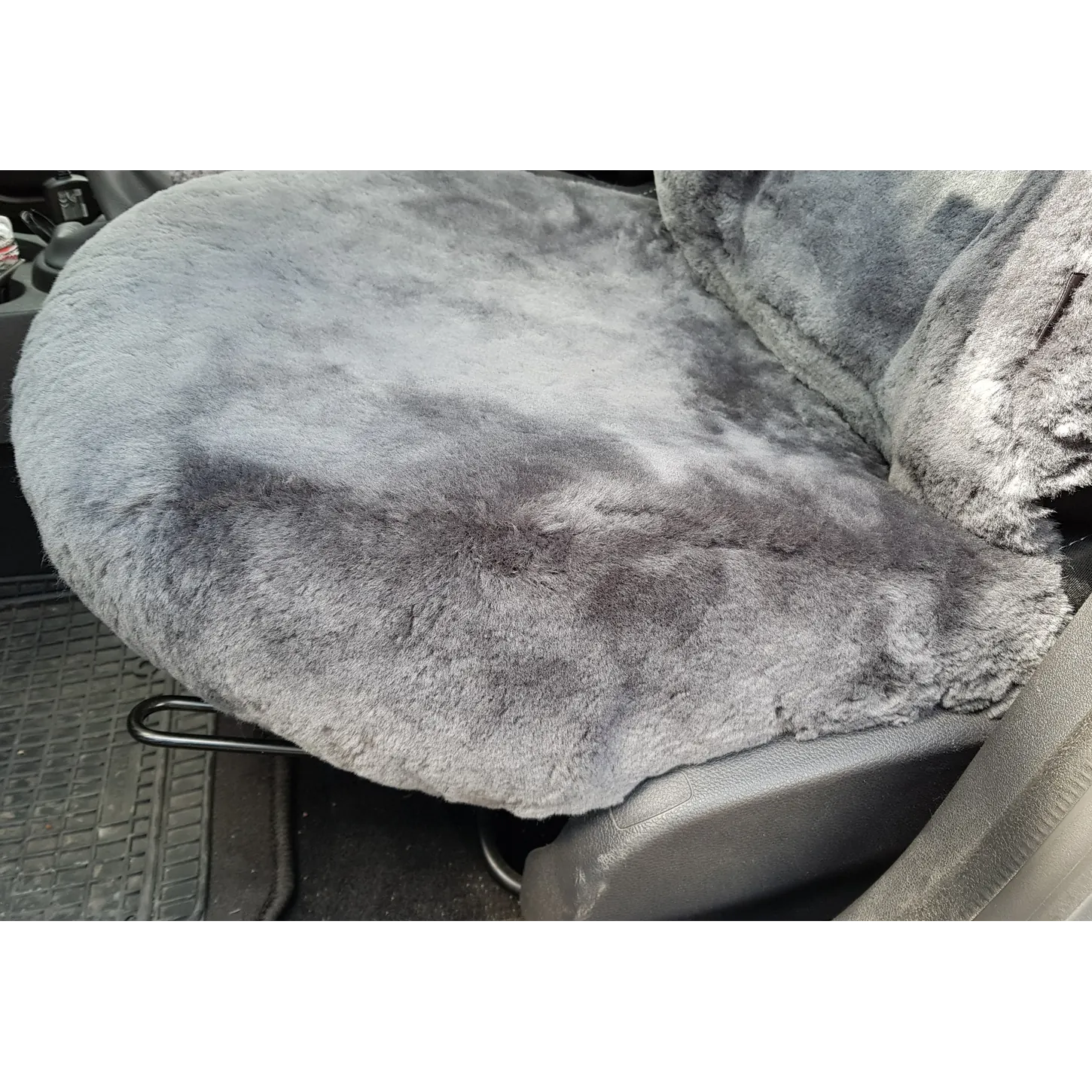 Detailansicht der mit Lammfell in Farbe Silber maßgefertigt bezogenen Sitzfläche im Dacia Duster Phase 2