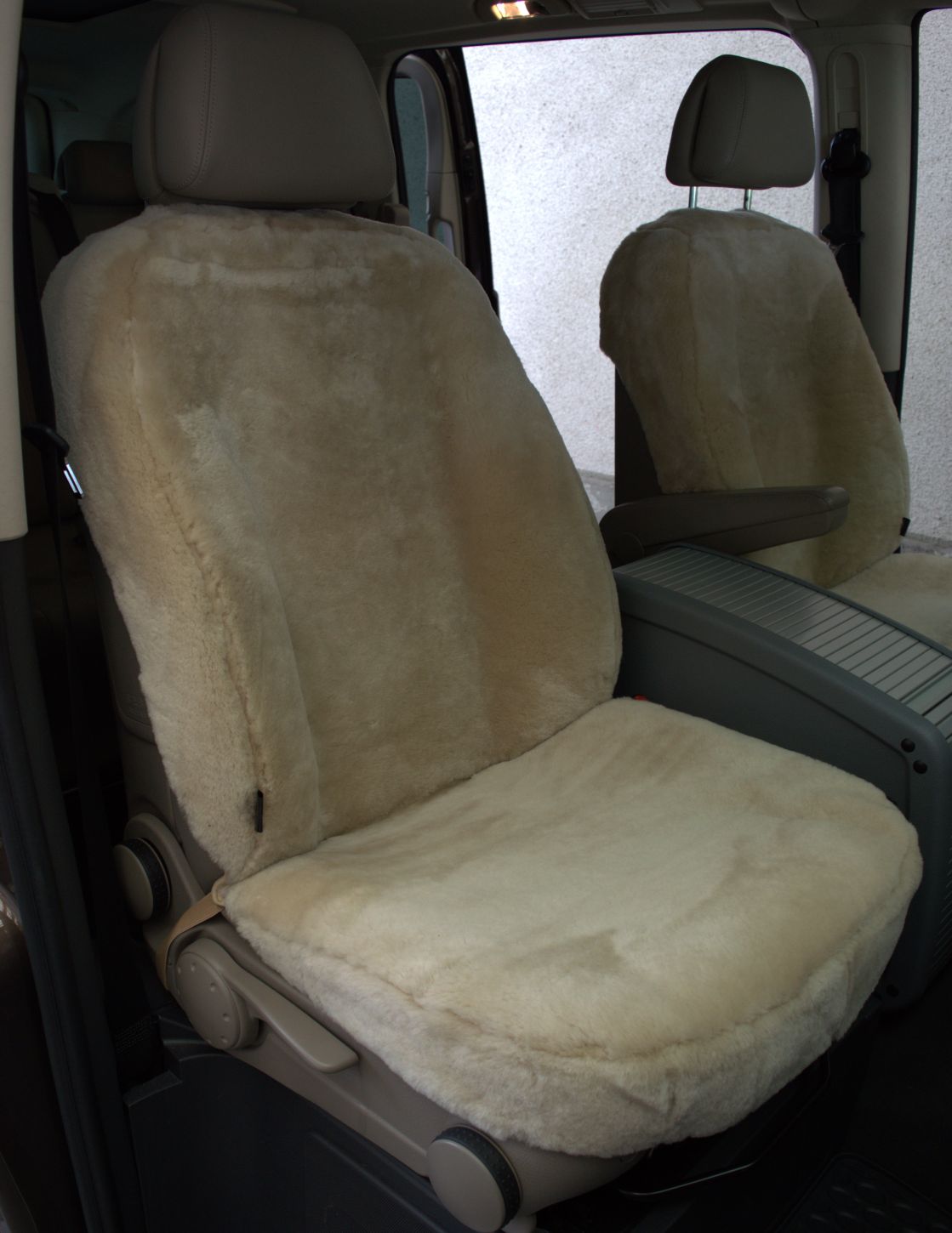 Autositzbezug aus Lammfell für Mercedes W639 Viano in Farbe Sand