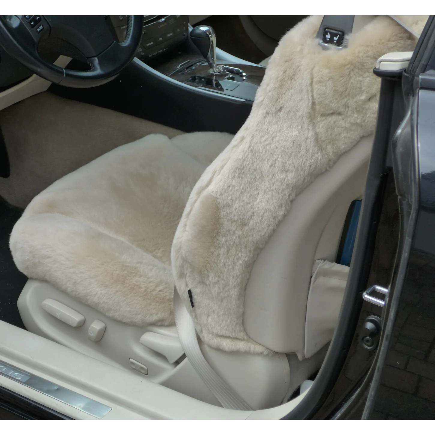 Maßgefertigter Autositzbezug aus Lammfell für Lexus IS 250C in Farbe Sekt mit integriertem Sicherheitsgurt, Seitenansicht