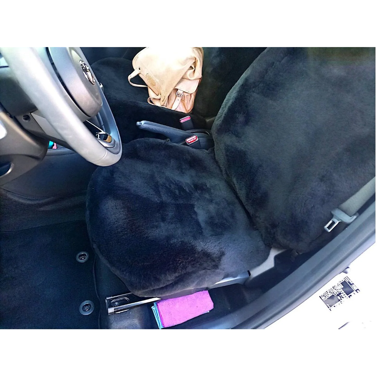 Maßgefertigter Autositzbezug aus Lammfell für Toyota Aygo X in Farbe Schwarz, Vorderansicht
