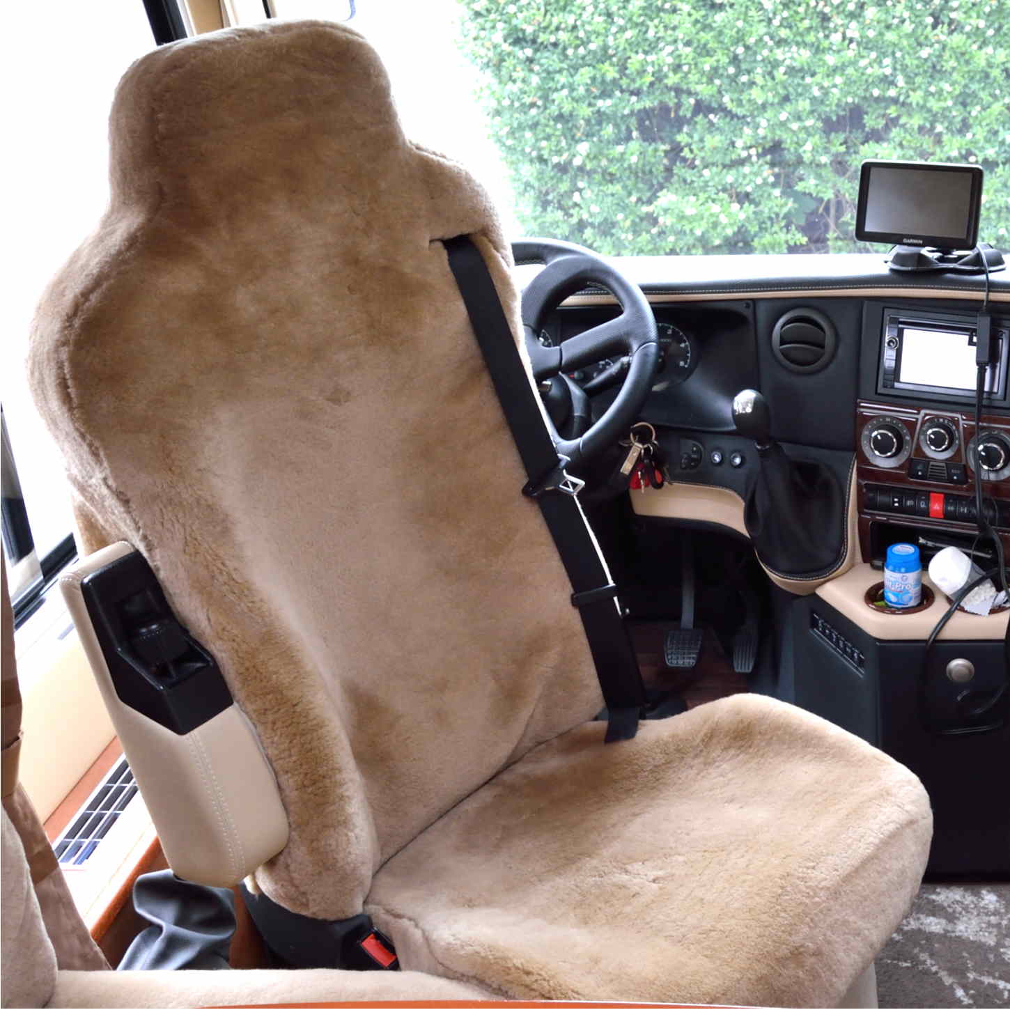 Autositzbezug aus Lammfell für Pilotensitz ISRI N23 mit integriertem Gurt in Farbe Camel in Vorderansicht