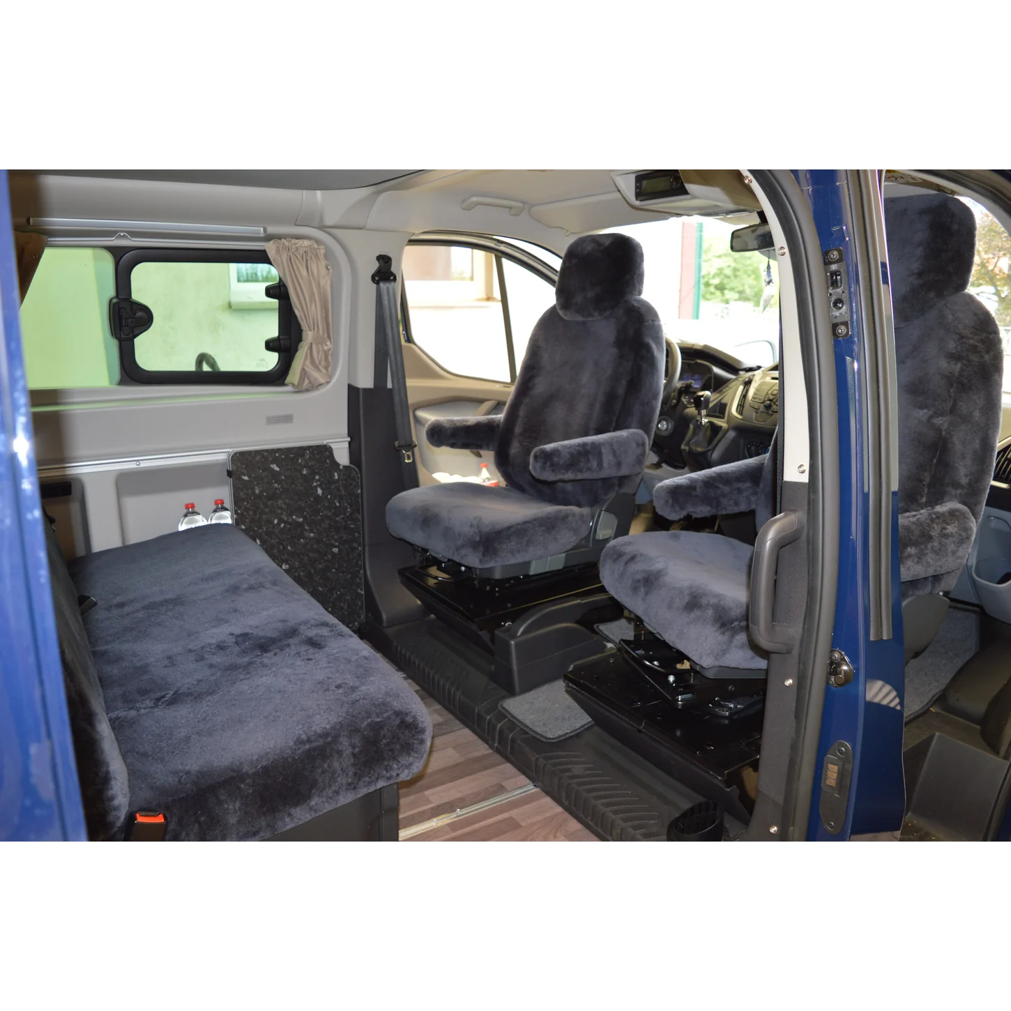 Maßgefertigter Autositzbezug aus Lammfell für Ford Transit Nugget in Farbe Anthrazit als Komplettausstattung für Vordersitze und Rückbank